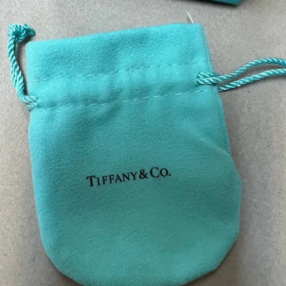 Tiffany & Co. Silver Bracelet with Lock Charm (box included) - Picture 6 of 8